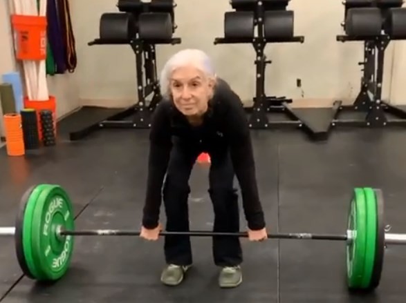 "Abuelita" con músculos: la mujer de 72 años que hacea crossfit y levanta pesas de 70 kilos | Curiosidades