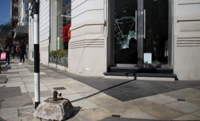 Robo piraña primero, robo con sombrilla después en un local de ropa | Actualidad