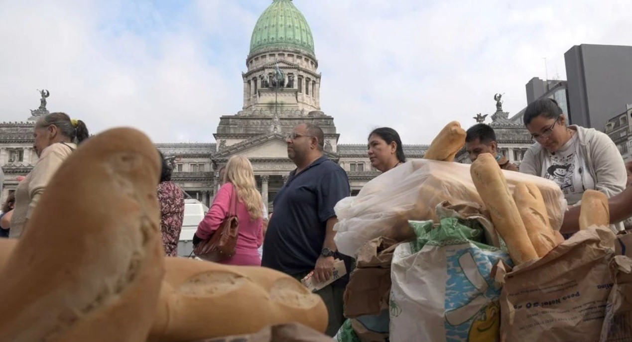 El kilo de pan a 35 pesos durante el "panazo" en el Congreso | Actualidad