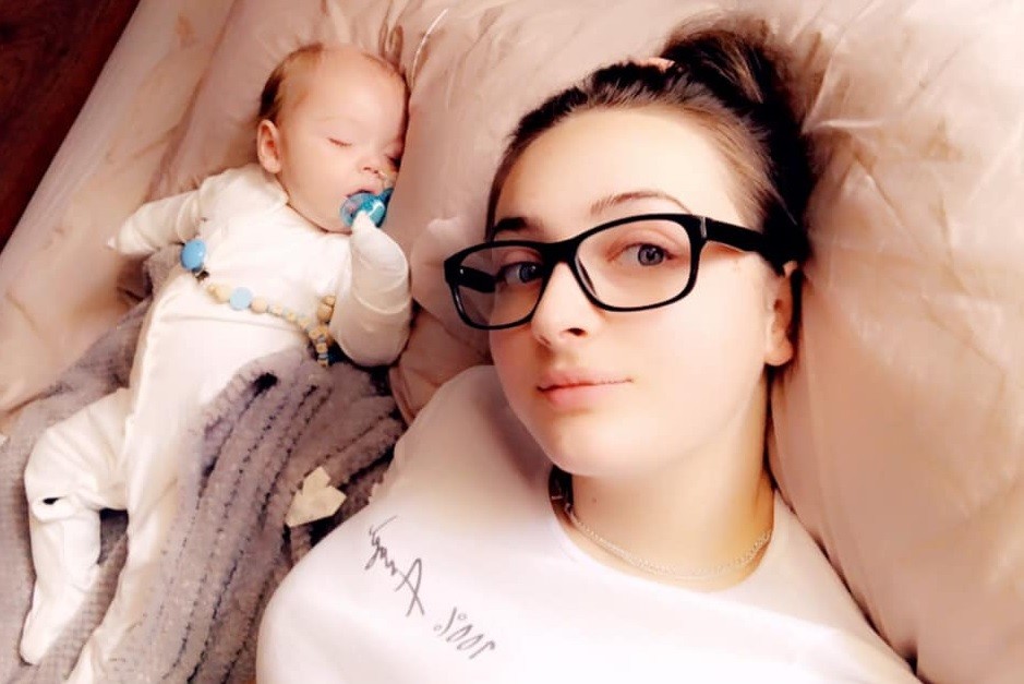 "Oliver es tan valiente": su bebé sufrió una infección de garganta y perdió las manos y las piernas | Internacionales