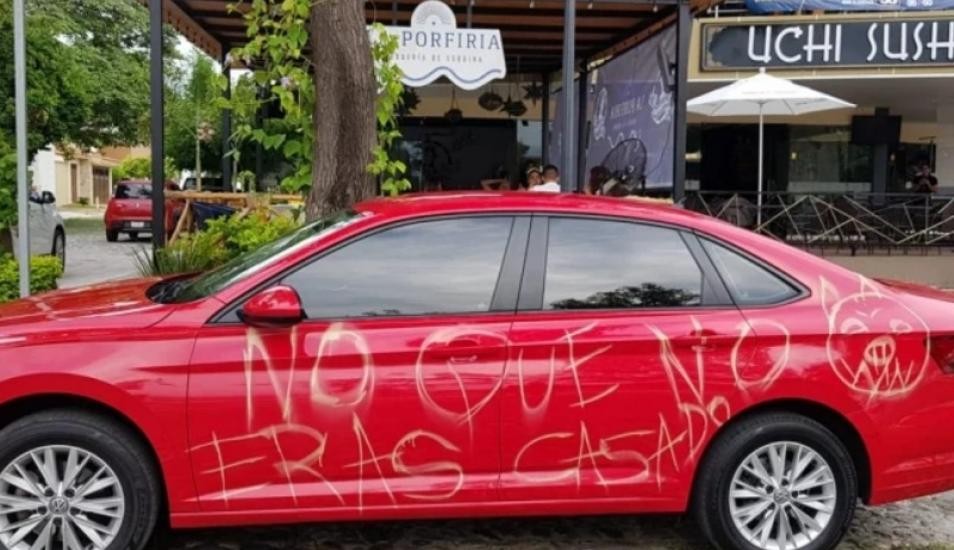 "No que no eras casado": rayaron el auto de un hombre que habría sido infiel y se volvió viral | Redes