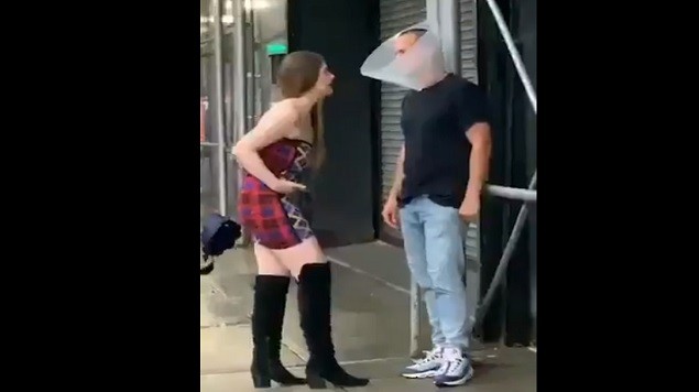 Video viral: le puso un cono de perro a su novio para que no mire a otras chicas | Curiosidades