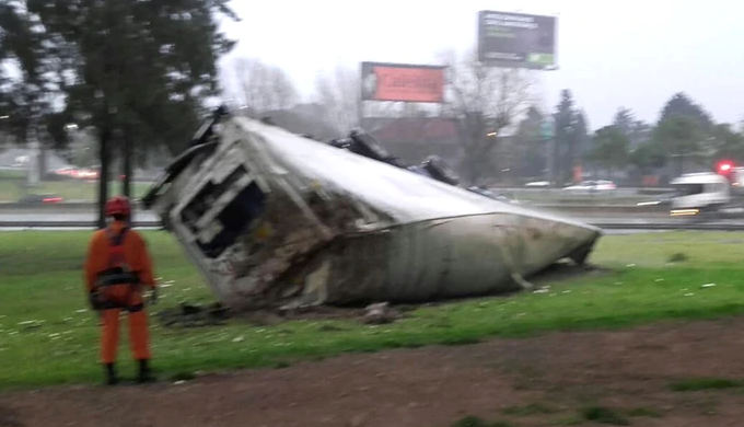 Por la lluvia, volcó un camión en la General Paz | Actualidad