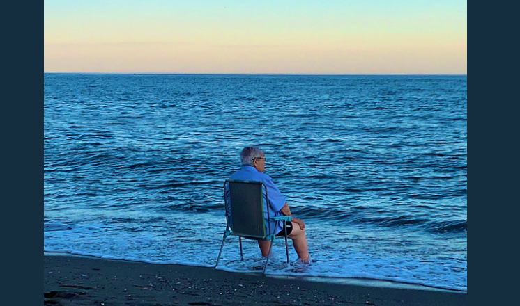 La historia detrás de la foto viral del anciano que llora sentado frente al mar | Curiosidades