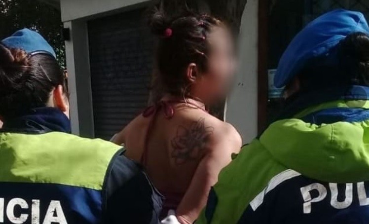 Una travesti salió semidesnuda a la calle y atacó a la policía en el centro de Mar del Plata | Actualidad