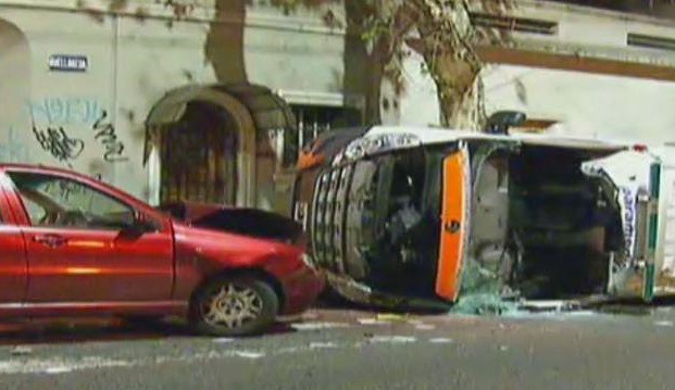 Una ambulancia chocó un auto en Caballito: tres heridos | Actualidad