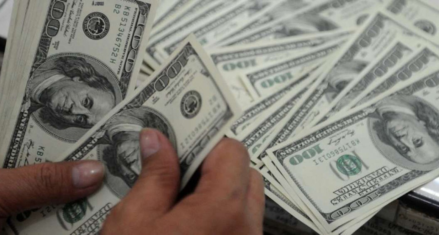 Tras las medidas, el dólar cerró a $57 | Economía