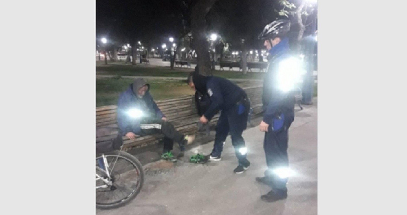 Bicipolicías le dan abrigo, medias y zapatillas a un anciano indigente | Redes