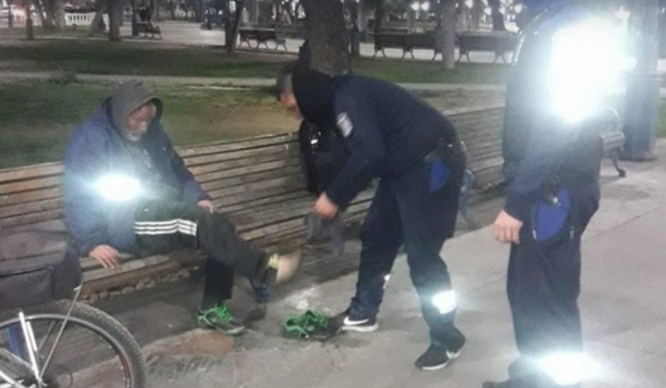 Vive en la calle, le regalaron zapatillas y las vendió para comprar vino | Redes