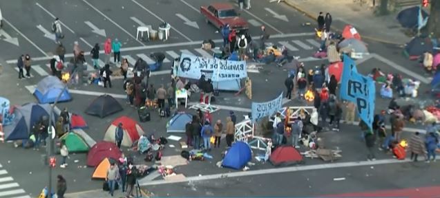 El acampe en la Av. 9 de Julio termina a las 8:00 | Política