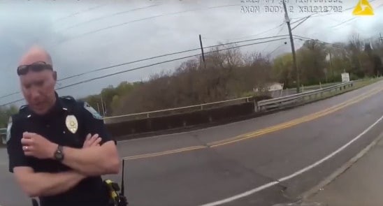 Video: el momento que un policía agarra a un joven que intenta tirarse desde un puente | Internacionales