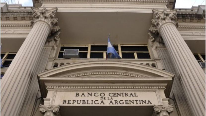 El Banco Central autoriza a comprar hasta 100 mil dólares para créditos hipotecarios ya otorgados | Economía