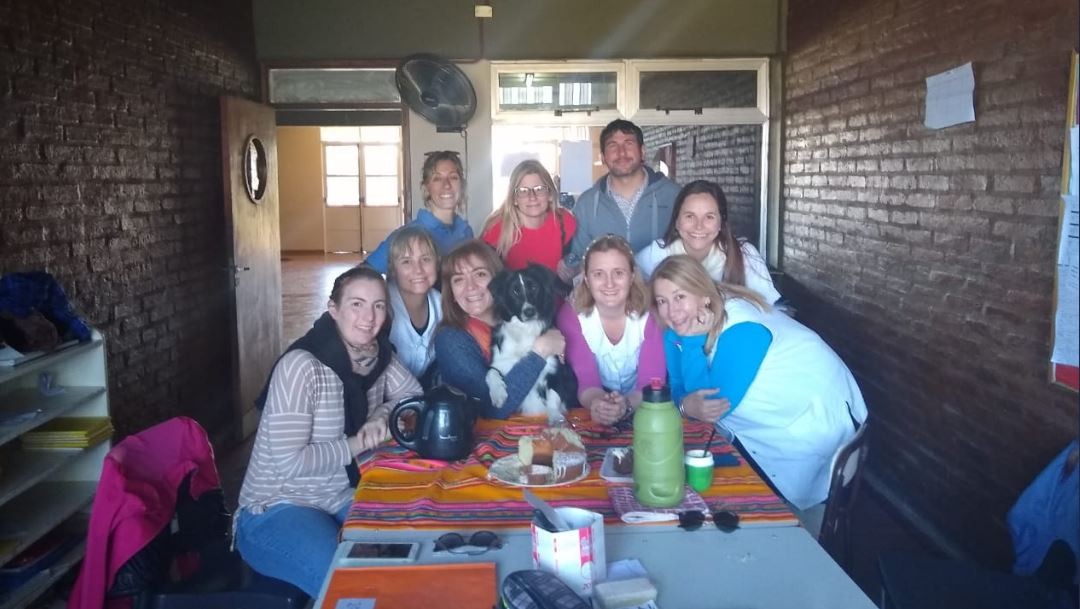 Genialidad: le hicieron un boletín a una perrita que va todos los días a la escuela | Redes