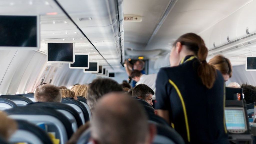 Los secretos de una azafata: ¿por qué no se debe consumir cafe, ni té en el avión? | Internacionales