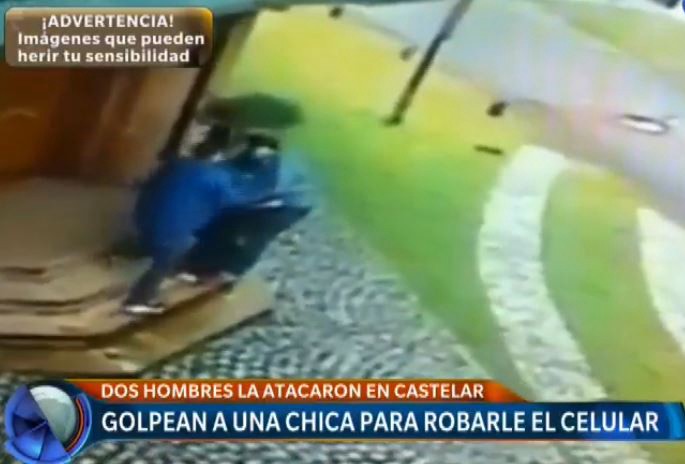 Golpean salvajemente a una chica para robarle el celular | Actualidad