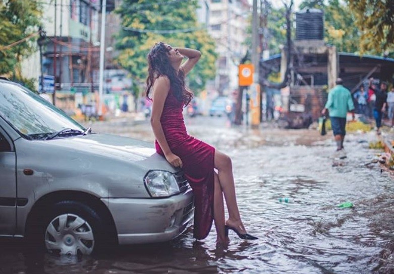 Sesión de fotos de moda en medio de una inundación que dejó 59 muertos | Redes