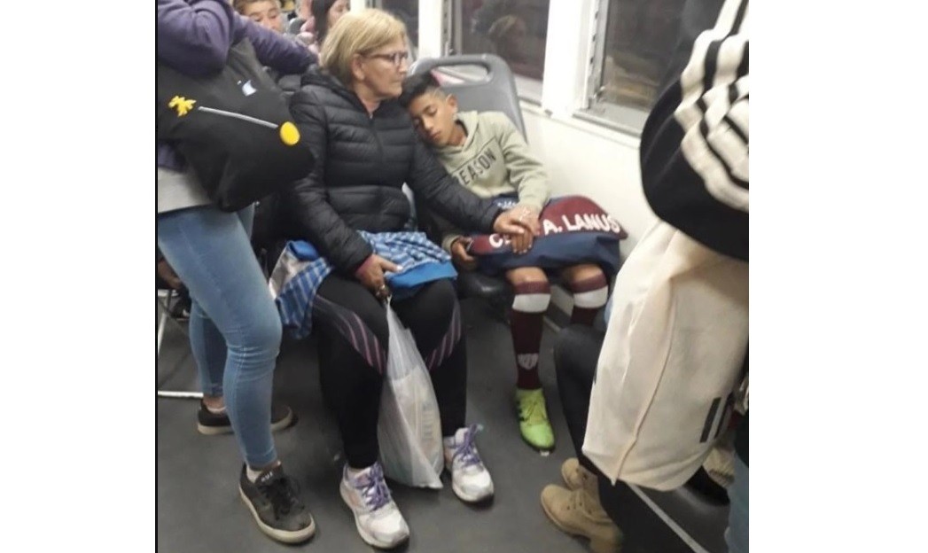 La foto viral del nene que juega en Lanús mientras duerme en el tren | Redes
