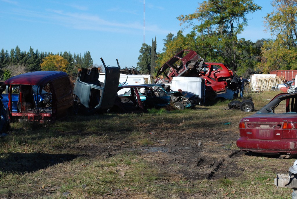 Detienen a una mujer y dos hombres acusados de robar y desguazar autos (1) | Actualidad