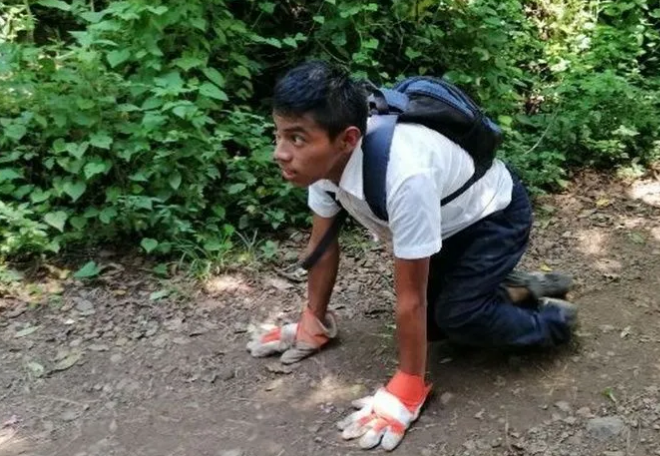 El nene con parálisis cerebral que gatea dos kilómetros por día para llegar a la escuela | Internacionales