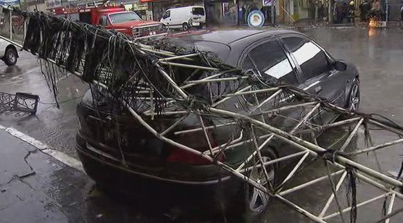 Por la tormenta, cayó sobre un auto el arco de hierro de Ramos Mejía | Actualidad