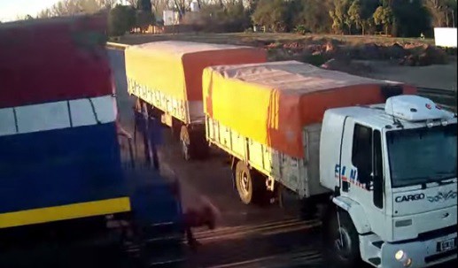 Video: impactante choque de un tren con un camión en Santa Fe | Actualidad