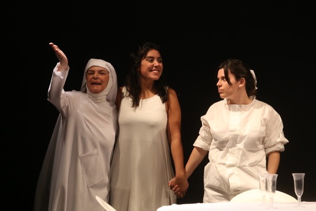 Una obra de teatro en la que los actores conviven con la locura | Espectáculos