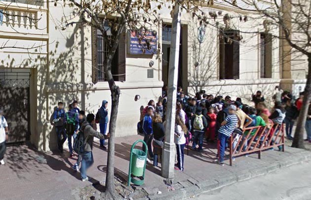 A la salida de la escuela, golpeó a una compañera de su hija | Actualidad