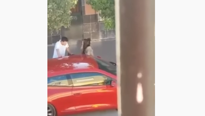 Video: el momento en el que una joven descubre a su novio con otra chica en el auto | Redes
