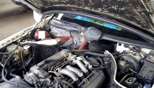Trataron de entrar a España escondidos en el motor de un auto | Actualidad