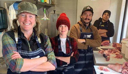 Fue vegetariana durante 30 años hasta que comió una hamburguesa: ahora cría cerdos para comer | Internacionales