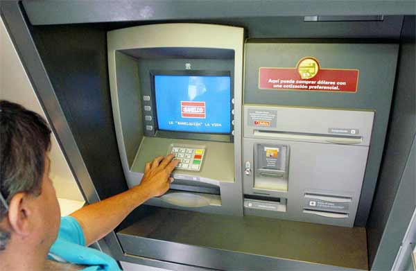 Los cajeros Banelco estuvieron fuera de servicio durante casi dos horas | Actualidad