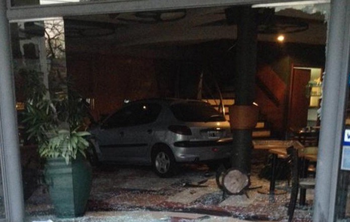 Se metieron con el auto en el bar y huyeron: "Venimos a desayunar" | Actualidad