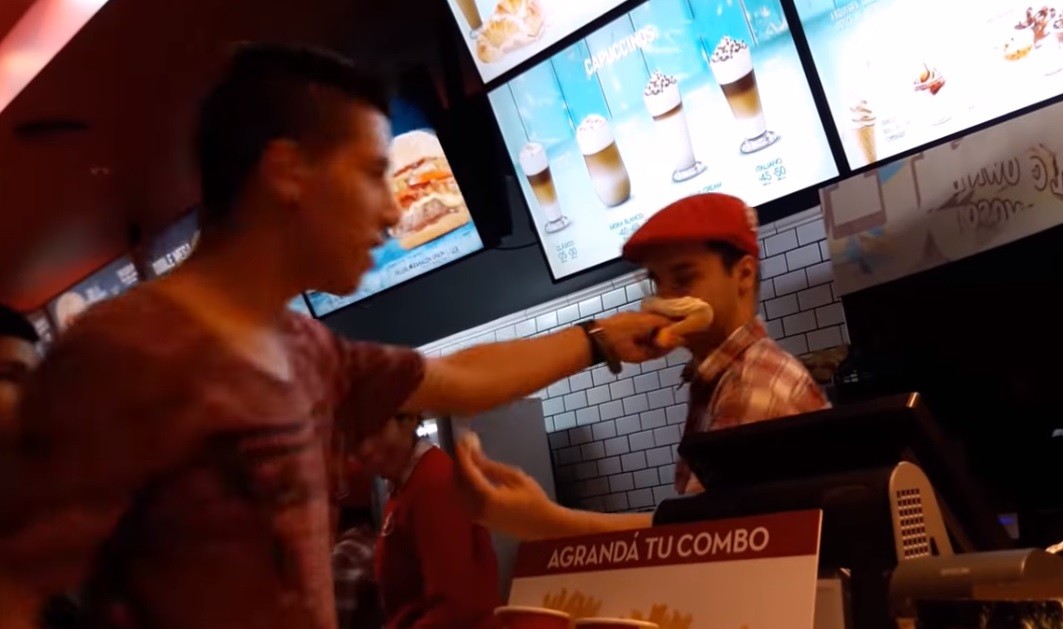 Escándalo por un youtuber quilmeño que hace bromas pesadas a empleados de un shopping | Redes