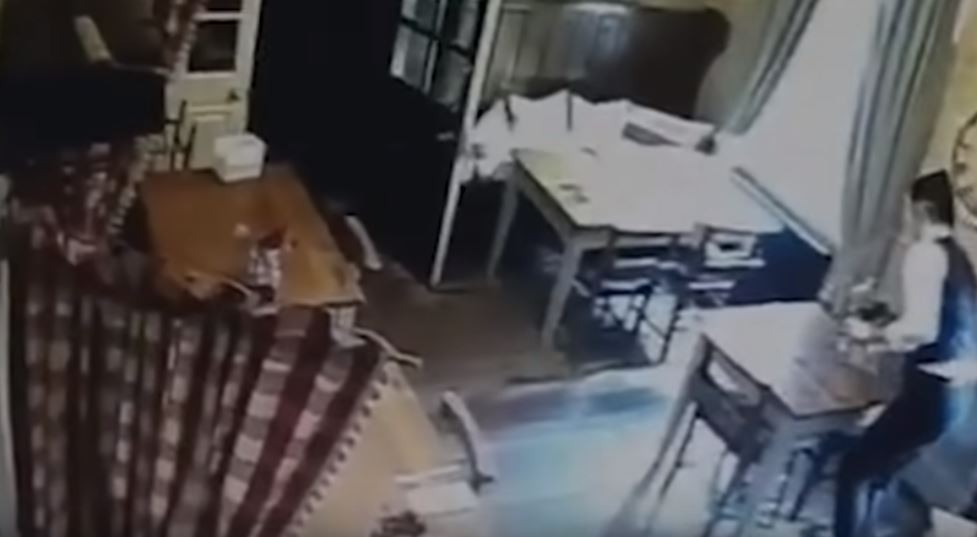 Video: el fantasma de una nena persigue a una moza | Curiosidades