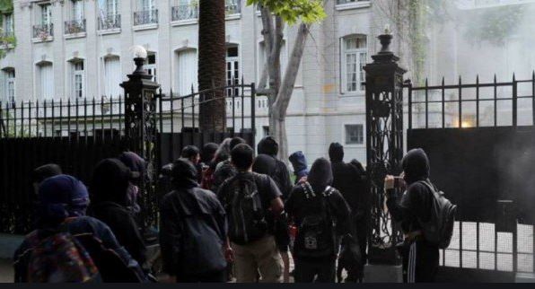 Manifestantes atacaron la residencia del embajador argentino en Chile | Internacionales