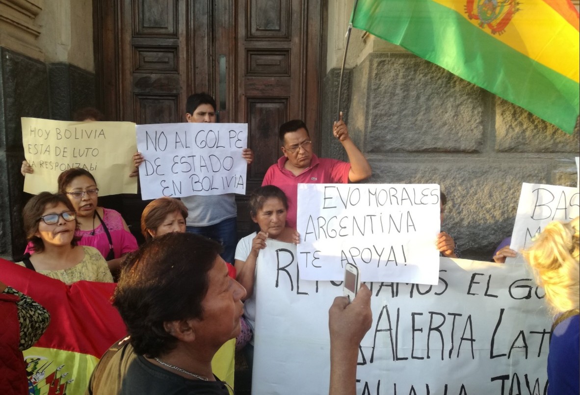 Bolivianos repudiaron el "golpe de Estado" frente al Consulado en Buenos Aires | Política