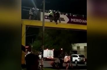 Policía de franco salvó a una mujer que iba a arrojarse de un puente | Actualidad