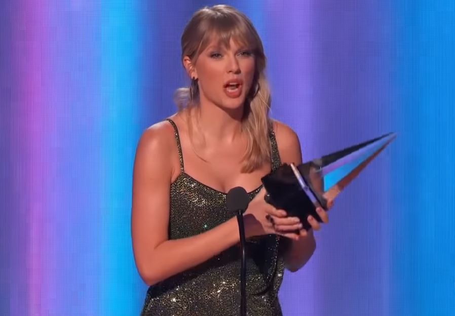 Taylor Swift arrasa en los American Music Awards y se consagra como artista de la década | Espectáculos