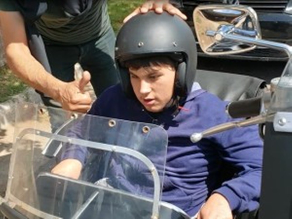 Motoqueros solidarios: reparan y entregan sillas de ruedas | Actualidad