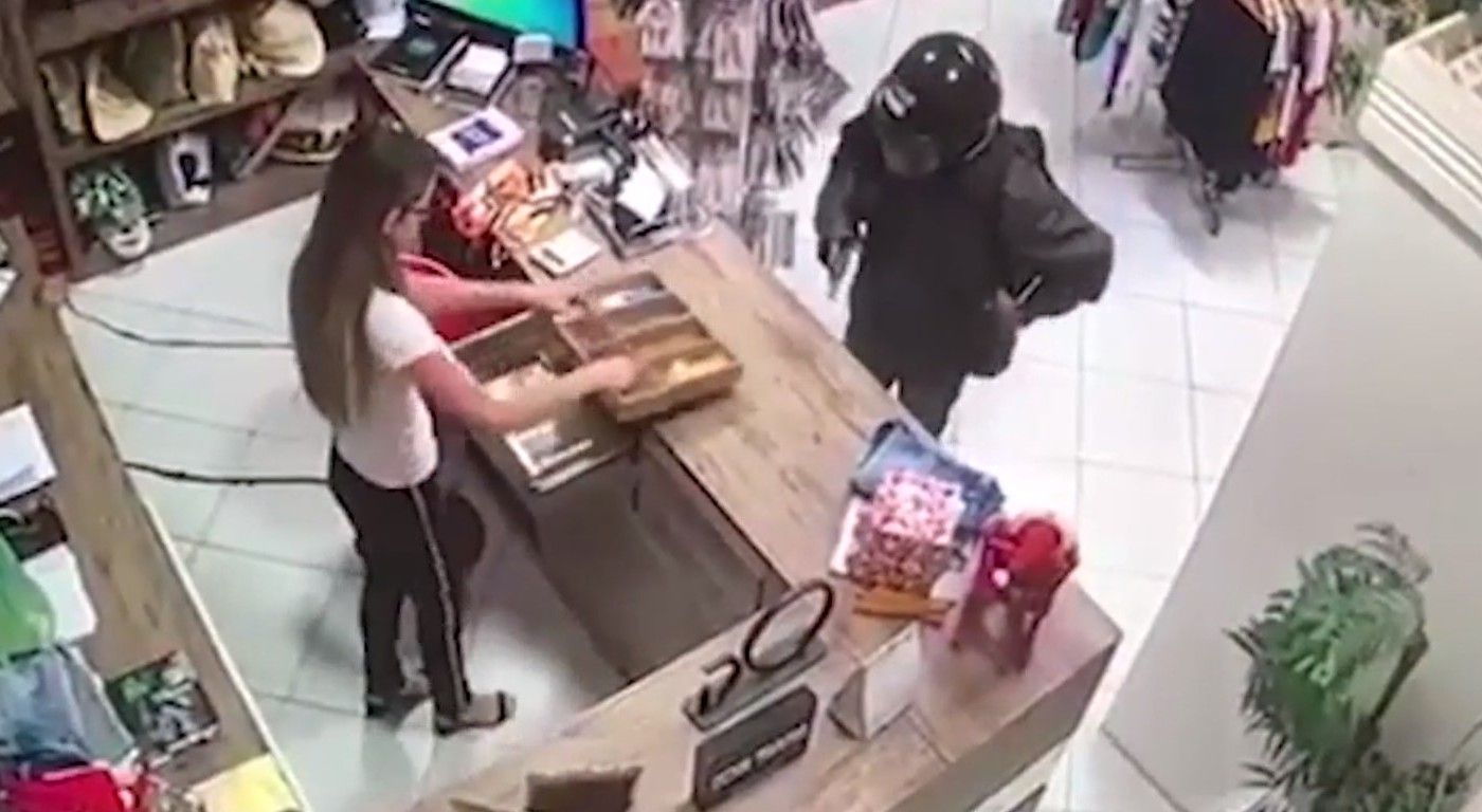 Video: el momento en el que un hombre balea en el rostro a una mujer | Internacionales