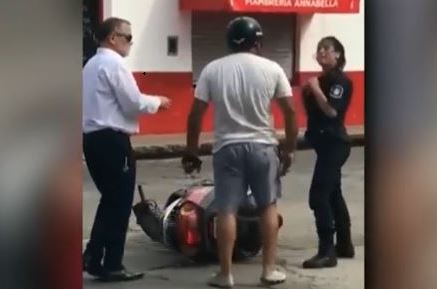 Video: un motociclista cacheteó a una mujer policía y ella lo enfrentó | Actualidad