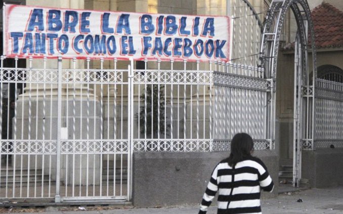 Curiosos pasacalles en una Iglesia: Jesús y las redes sociales | Actualidad