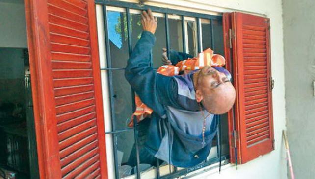 Entró a robar una casa y quedó atrapado por la reja de la ventana | Actualidad