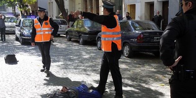 Dos adolescentes robaron un auto en Barracas y los detuvieron tras chocar en La Boca | Actualidad