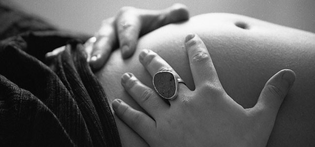 Detienen a un hombre por golpear a su mujer embarazada en plena vía pública | Actualidad