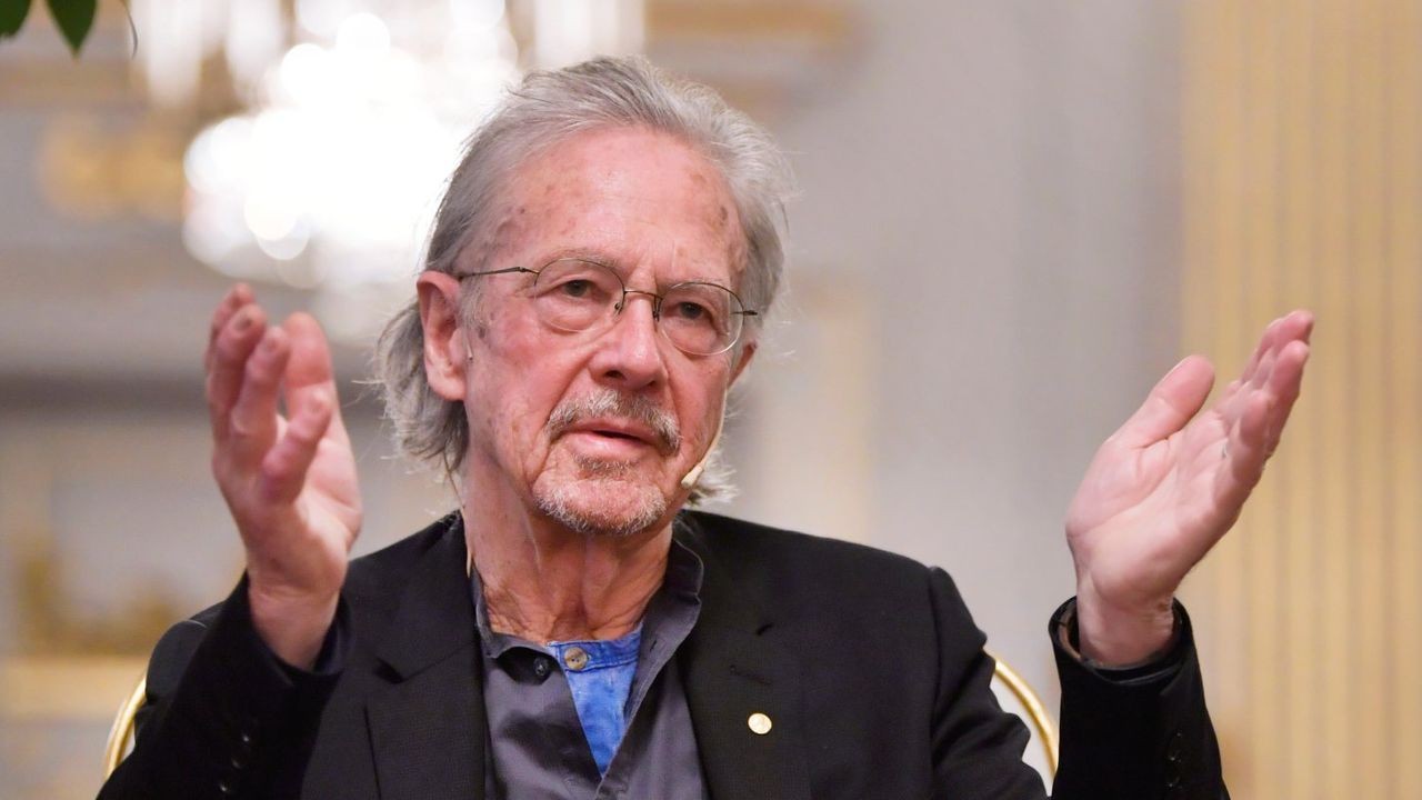Handke recibe el Nobel de Literatura en medio de fuertes críticas por su posición proserbia | Internacionales