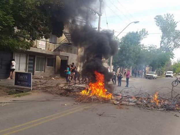 Prendió fuego a un perro porque estaba en la vereda de su casa | Actualidad