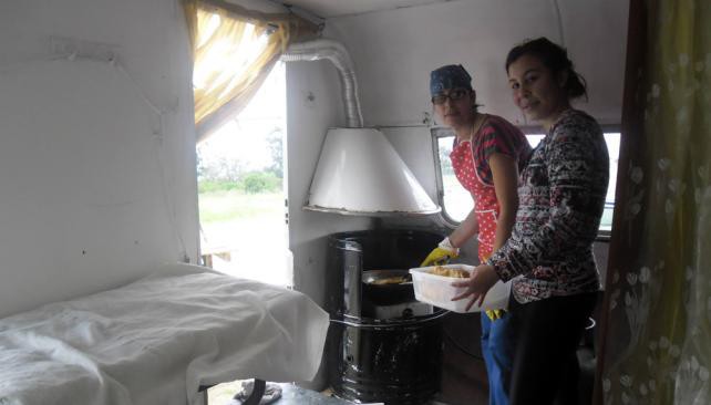 Una adolescente vende tortas fritas en la ruta para pagar la fiesta de 15 | Actualidad