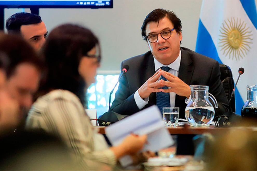 El Gobierno prepara un aumento por decreto para trabajadores públicos y privados | Política