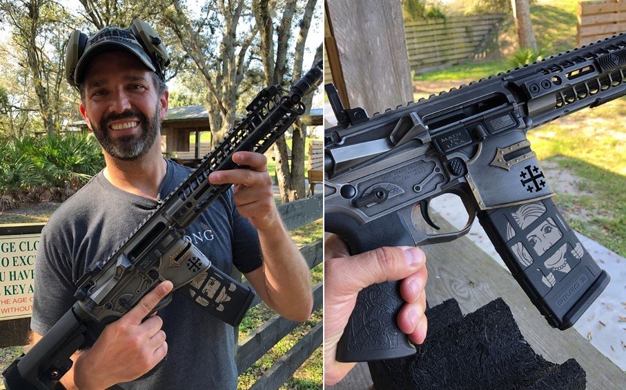El polémico rifle del hijo de Trump: Cruz de las Cruzadas y dibujo de Hillary Clinton | Internacionales